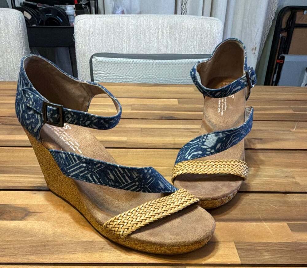 Toms Clarissa Wedge Sandals Size 8 W Blue Batik